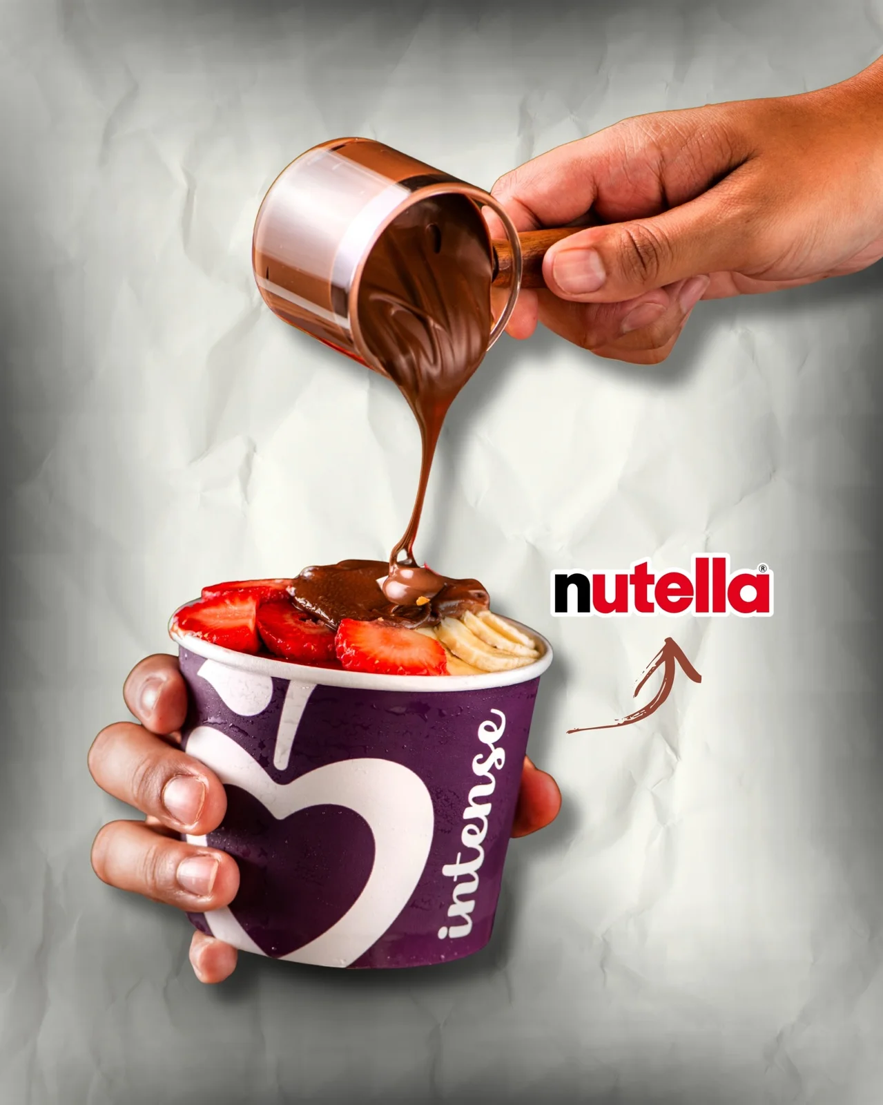 Açaí Intense com morangos e cobertura de creme de avelã.